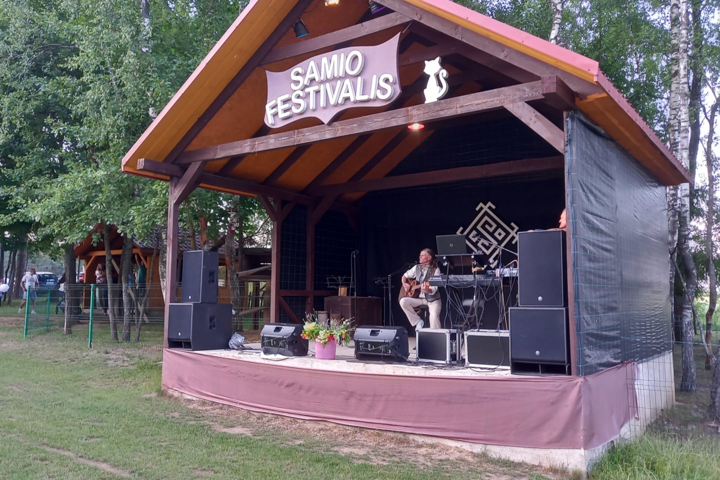  Antano Nedzinsko sodyba savaitgaliais atvira ir draugams.<br /> Asmeninio albumo nuotr.” class=”lazyload”></a></p>
<p>„Matosi, kiek vėjovartų miške, kiek sudžiuvusių medžių, kiek mirštančių. Vėliau tenka juos pjauti: jei storas kamienas, jį pritaikau lentų pjovimui, o jei ploni – malkų gamybai. Fazendoje darbo netrūksta, reikia tik norėti. Patys darbai ateina“, – dėstė vyras. </p>
<p>Kiekvienas darbas Antanui suteikia saviraiškos laisvę. Jis džiaugiasi, kad ryžosi čia pat pastatyti sceną. </p>
<p>„Galiu daryti ir draugų festivalius. Būna, kad ir pats uždainuoju“, – šypsojosi jis.</p>
<p>Gamtoje, ypač pavasarį, tyko ir pavojai. Besidžiaugiant gamta, dažnai užmirštamos ir nepastebimos erkės. Antanas svarstė, kad pirmais metais, kai dar sodyba nebuvo sutvarkyta, jų buvo daugiau. Dabar jis jų pastebi gerokai mažiau. Tiesa, vienas A.Nedzinsko kaimynas buvo susirgęs erkiniu encefalitu, tad vyras rimtai mąsto pasiskiepyti.</p>
<p><a href=