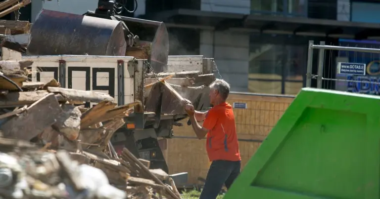 Užsimojo naikinti dalį išmokų gyventojams: vers dirbti už minimalią algą?