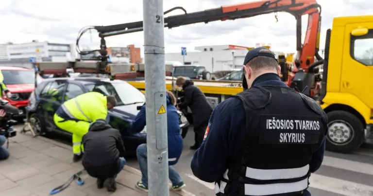 Turite automobilį? Kada savivaldybė jį atims, o kada mokėsite virš 300 eurų
