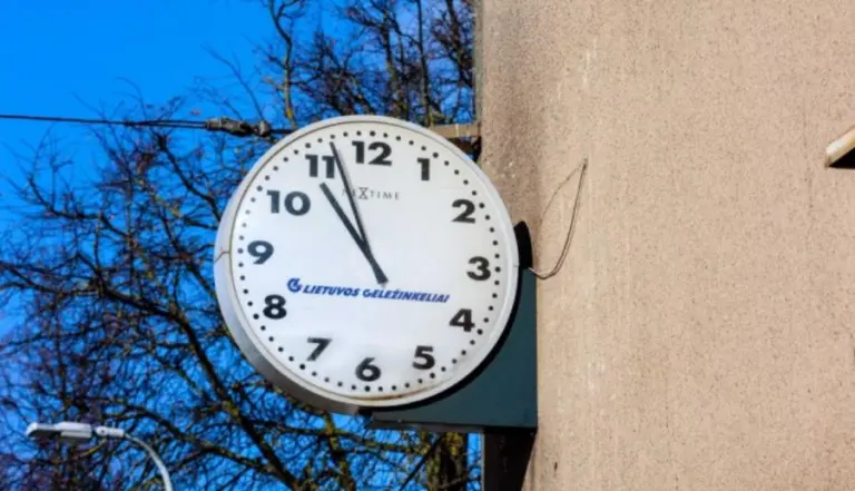 Primenama, kada reiks persukti laikrodžius