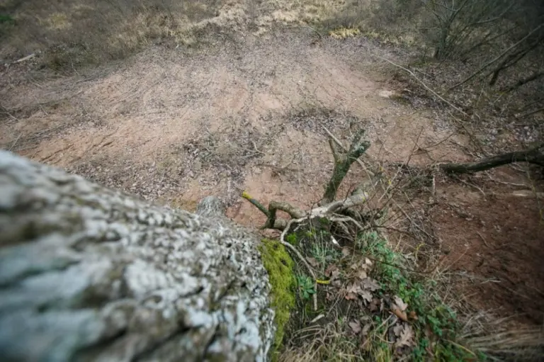 Siaubinga tragedija Kaune: dviračiu važiavusi 14-metė nugarmėjo nuo 18 metrų gylio skardžio