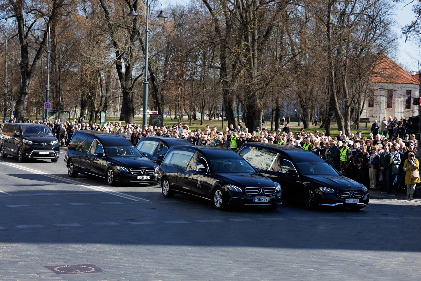 Pabradės poligone žuvo keturi JAV kariai.<br />V.Skaraičio nuotr.” class=”lazyload”></a></p>
<p><strong>Kada kariai palaidojami</strong></p>
<p>Laidojimo terminai skiriasi. Kai kuriais atvejais laidojama per savaitę po repatriacijos. Kitais atvejais – ypač jei laidojama Arlingtone arba jei šeimos nariai yra užsienyje – tai gali užtrukti kelias savaites ar mėnesius. AFMAO taikomi patobulinti balzamavimo metodai užtikrina, kad palaikai būtų išsaugoti nepriklausomai nuo to, kada vyksta laidotuvės.</p>
<p><strong>Tragedija Pabradėje</strong></p>
<p>Primename, kad Lietuvoje žuvusių JAV karių kūnai buvo rasti šią savaitę, kai valdžios institucijos iškasė jų šarvuotį iš pelkės Pabradės poligone. Kariai buvo identifikuoti kaip 28 metų Troy’us S. Knutsonas-Collinsas, 25 metų Jose Duenezas jaunesnysis, 25 metų Edvinas F. Franco ir 21 metų Dante Gogo Taitano.</p>
<p>Keturi kariai, priklausantys 3-iosios pėstininkų divizijos, 1-osios šarvuotosios brigados kovinei grupei, dalyvavo taktinėse pratybose, kai kovo 25 d. buvo pranešta apie jų dingimą. Kitą dieną jų transporto priemonė buvo rasta po vandeniu, o jį ištraukti prireikė kelių dienų.</p>    </div><!-- .entry-content -->

</article>








    <div class=