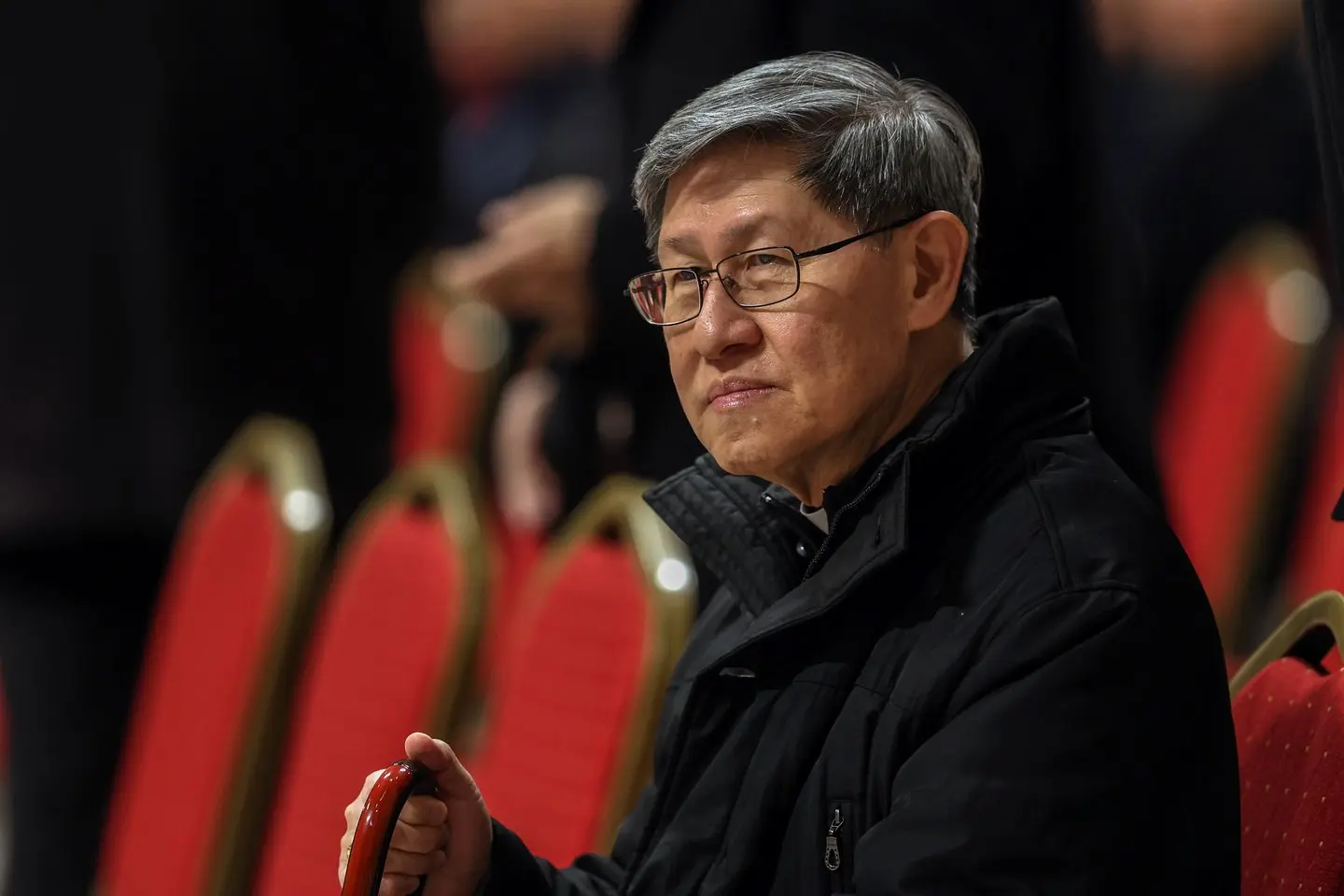 Luisas Antonio Tagle'as.<br />ZUMAPress/Scanpix nuotr.” class=”lazyload”></a></p>
<p><strong>Luisas Antonio Tagle’as, 67 m.</strong></p>
<p>L. Tagle’as yra favoritu lažybų rinklose. Buvęs Manilos arkivyskupas išsiskiria tuo, kad jis būtų pirmasis popiežius iš Azijos – regiono, kuriame sparčiausiai auga katalikų populiacija.</p>
<p>Filipinietis pasisakė prieš teisę į abortus jo gimtojoje šalyje, tačiau yra laikomas vienu iš liberalesnių kandidatų.</p>
<p>Jis kritikavo Bažnyčios požiūrį ir pareiškimus apie gėjus, neištekėjusias motinas ir išsiskyrusius arba vėl susituokusius katalikus. 2015 m. jis sakė, kad griežti pasisakymai apie šiuos žmones juos izoliavo nuo visuomenės.</p>
<p>Jis yra skundęsis, kad Katalikų bažnyčia pernelyg griežtai vertina homoseksualų ir išsiskyrusių porų santykius ir kad tai trukdo jos evangelizacinei veiklai.</p>
<p><strong>Peteris Turksonas, 76 m.</strong></p>
<p>Ganoje gimęs buvęs Žaliojo kranto vyskupas taptų pirmuoju juodaodžiu popiežiumi. Jis taip pat galėtų pasiekti Afrikos katalikų auditoriją.</p>
<p>Jis buvo popiežiaus Pranciškaus pasiųstas kaip taikos pasiuntinys į Pietų Sudaną.</p>
<p><a class=