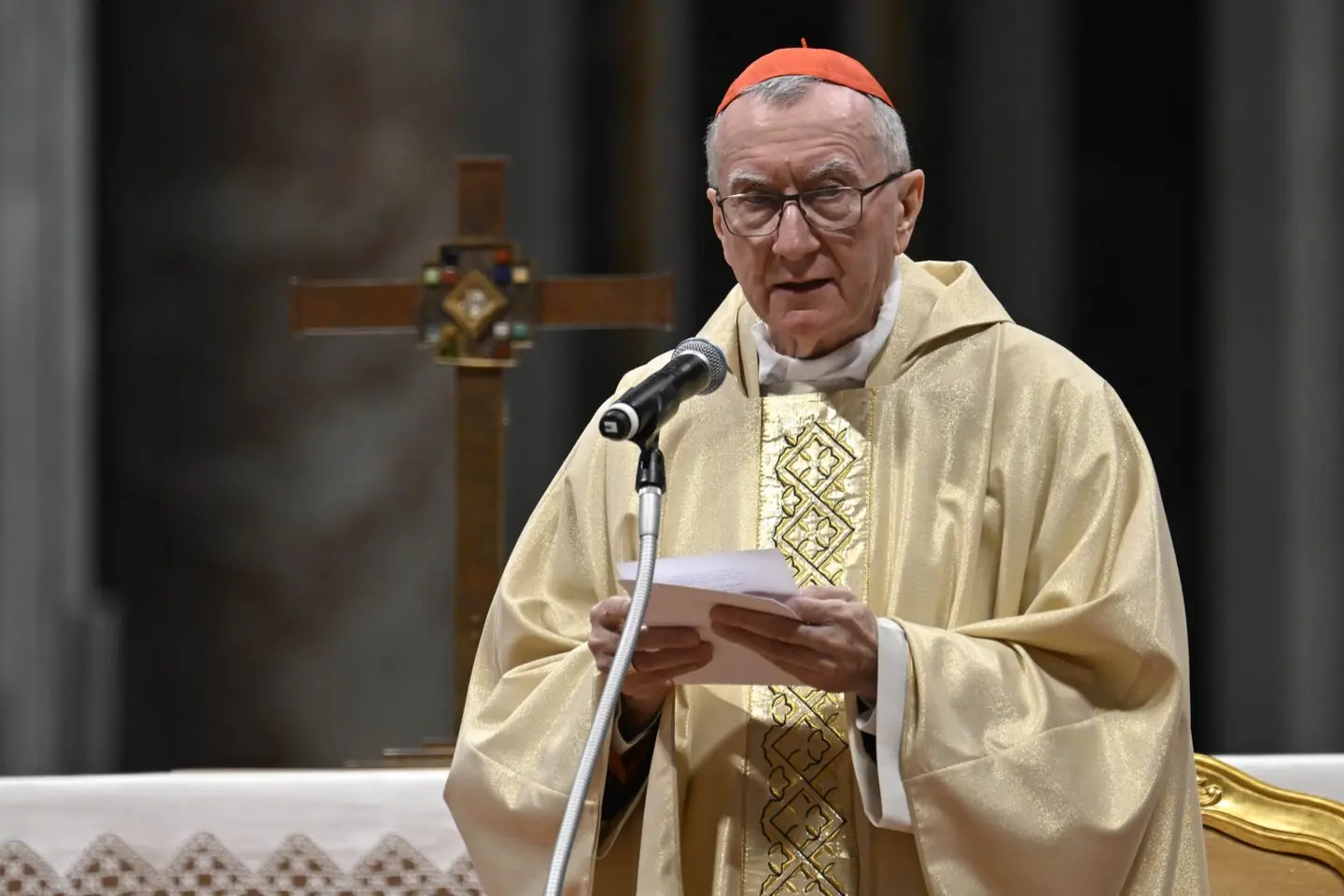 P. Parolinas.<br />SIPA/Scanpix nuotr.” class=”lazyload”></a></p>
<p>Neseniai jis davė interviu Italijos laikraščiui „L’Eco di Bergamo“, kuriame komentavo keletą geopolitinių klausimų.</p>
<p>P. Parolinas sakė, kad visi gali prisidėti prie taikos, bet sprendimų niekada negalima siekti vienašališkai primetant kažkieno valią, nes tai gresia žmogaus teisių pažeidimu ir taip niekada nebus pasiekta teisinga ir ilgalaikė taika.</p>
<p>Kai 2015 m. Airija nubalsavo už tos pačios lyties asmenų santuokų įteisinimą, P. Parolinas tai pavadino „žmonijos pralaimėjimu“.</p>
<p>Pastaruoju metu P. Parolinas įsivėlė į nedidelį skandalą. Jis buvo 2018 m. Šventojo Sosto ir Kinijos susitarimo, kurį kai kas laiko „parsidavimu“ Kinijos komunistų partijai, architektas.</p>
<p><a class=