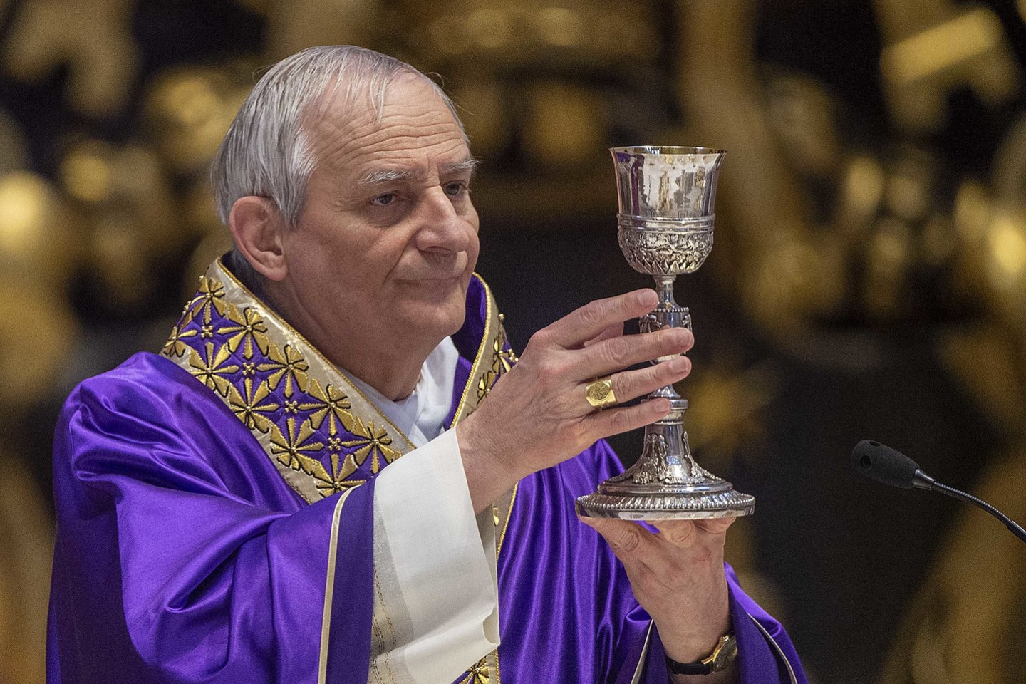 M. Zuppi.<br />ZUMAPress/Scanpix nuotr.” class=”lazyload”></a></p>
<p>Prieš tapdamas kardinolu M. Zuppi išsakė pozityvią nuomonę apie LGBTQ bendruomenę. Anot jo, derėtų skatinti dialogą ir abipuses žinias bei supratimą, kad Bažnyčia įgytų naują pastoracinį požiūrį į „LGBT brolius ir seseris“.</p>
<p><strong>Mario Grechas, 68 m.</strong></p>
<p>Iš Maltos kilęs M. Grechas anksčiau ėjo Gozo vyskupo pareigas, o dabar yra Vyskupų sinodo generalinis sekretorius.</p>
<p>Jis ragino Bažnyčią „išmokti naujos kalbos“ bendraujant su homoseksualiomis poromis ir išsiskyrusiais asmenimis, nors taip pat laikomas tradicionalistu.</p>
<p><a class=
