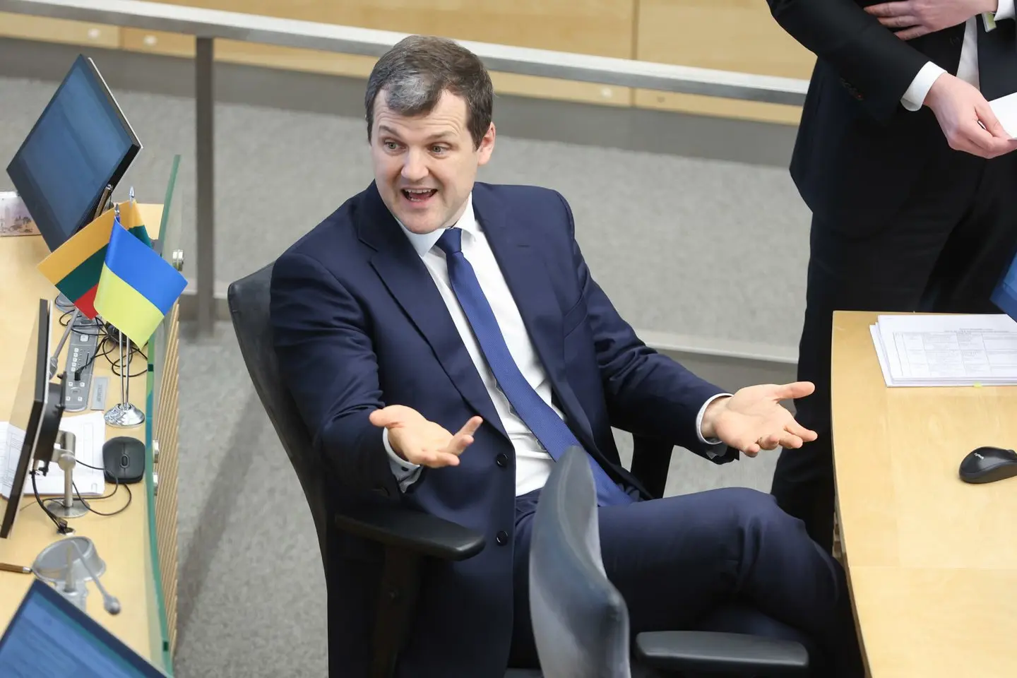 G.Paluckas.<br />R.Danisevičiaus nuotr.” class=”lazyload”></a></p>
<p>„Jei žmogus uždirba sąžiningai – tai nėra nieko blogo, o dar jis ir nieko neslepia. Dažnai vieni atrodo nuskurdę, vargšai, o iš tiesų sąžiningai nedeklaruoja visų savo turimų turtų ir pajamų. Tai yra blogiausia, kai kas nors nuslepiama“, – teigė V.Blinkevičiūtė.</p>
<p>Politikės toks turto vertės šuolis net nenustebino: „Jis turi įmonės akcijų ir šiuo laikotarpiu įmonei gerai sekėsi, kaip suprantu iš jo paaiškinimų, įmonė turėjo užsakymų, tad tai – normalu. Jis nieko nepaveldėjo, negavo iš savo giminių turtų ar privilegijų. Žmogus nuosekliai dirba 12 metų, kaip pats sako, ir šiuo metu jo kažkada įsteigtai įmonei sekasi.</p>
<p>Reikia sveikinti ir džiaugtis, kai žmonės savo protu, gebėjimais, idėjomis ir mintimis vysto veiklą, o ir mokesčiai valstybei surenkami. Tai – sveikintina.“</p>
</div>