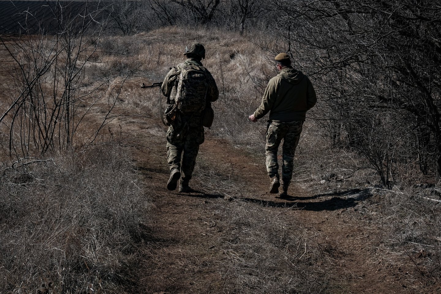 Karas Ukrainoje.<br />EPA-ELTA nuotr.” class=”lazyload”></a></p>
<p>O net jeigu ir pavyktų susitarti, pasak Osvaldo, istoriniai faktai jau yra parodę, kad paliaubos fronte nedaug ką reiškia.</p>
<p>„Paliaubos jau buvo paskelbtos ne kartą ir niekada nebuvo taip, kad būtų visiška tyla. Be abejo, kad vyktų provokacijos, bet paliaubų blogybė yra ta, kad priešas gali susitempti karinės įrangos, pasipildyti atsargas, pasiruošti. Jie vis tiek turi žmogiškųjų išteklių persvarą, turi daugiau tam tikros geležies, todėl karine prasme tai tikrai nėra į naudą.</p>
<p>Juolab, kad Ukrainos aprūpinimas niekada nebuvo šimtaprocentinis – visada duodavo minimumą, kad atsilaikytų, bet niekada tiek, kad būtų pasiekta pergalė. O pergalė buvo galima – Ukraina ne kartą parodė, kad jos kariai gali šturmuoti teritorijas, tik duokite darbo priemones ir viskas bus padaryta. Dėl to ta pauzė nebūtų gera“, – svarstė O.Guokas.</p>
<p>Ukrainą Osvaldas įvairiais būdais gina jau ne vienerius metus – karo pradžioje ten savanoriavo, vėliau įstojo į savanorišką teritorinės gynybos vienetą, o galiausiai – į Ukrainos kariuomenę.</p>
<p>Tiesa, dėmesį jis atkreipė ir į dar vieną problemą – pasak O.Guoko, iki šiol į Ukrainą vykstantys lietuvių savanoriai ar kariai susiduria su labai pavojingomis sąlygomis, o jų statusas oficialiai – vis dar niekaip neapibrėžtas.</p>
<p>„Manau, kad Lietuva tikrai pajėgi pasirūpinti šita maža socialine grupe, tiek ir sužeistais kariais – žinau jų likimus, žinau tų, kurie turi rimtų sužeidimų, ir nežinau, kas jais rūpinasi, koks jų statusas, bet turbūt nėra jokio statuso.</p>
<p>Buvimas Ukrainoje bet kuria prasme yra pavojingas, net ir būnant sostinėje“, – pažymėjo lietuvis.</p>    </div><!-- .entry-content -->

</article>








    <div class=