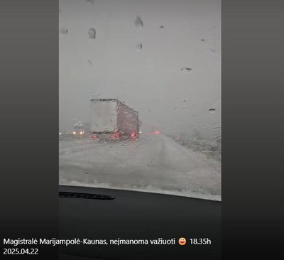 Kelyje A5 Kaunas-Marijampolė dėl stiprios krušos stojo eismas
