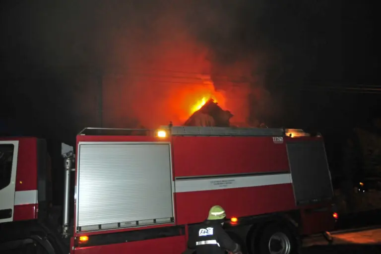 Lazdijuose sprogus dujų balioniui kilo gaisras mediniame name – baimintasi, kad viduje gali būti žmonių