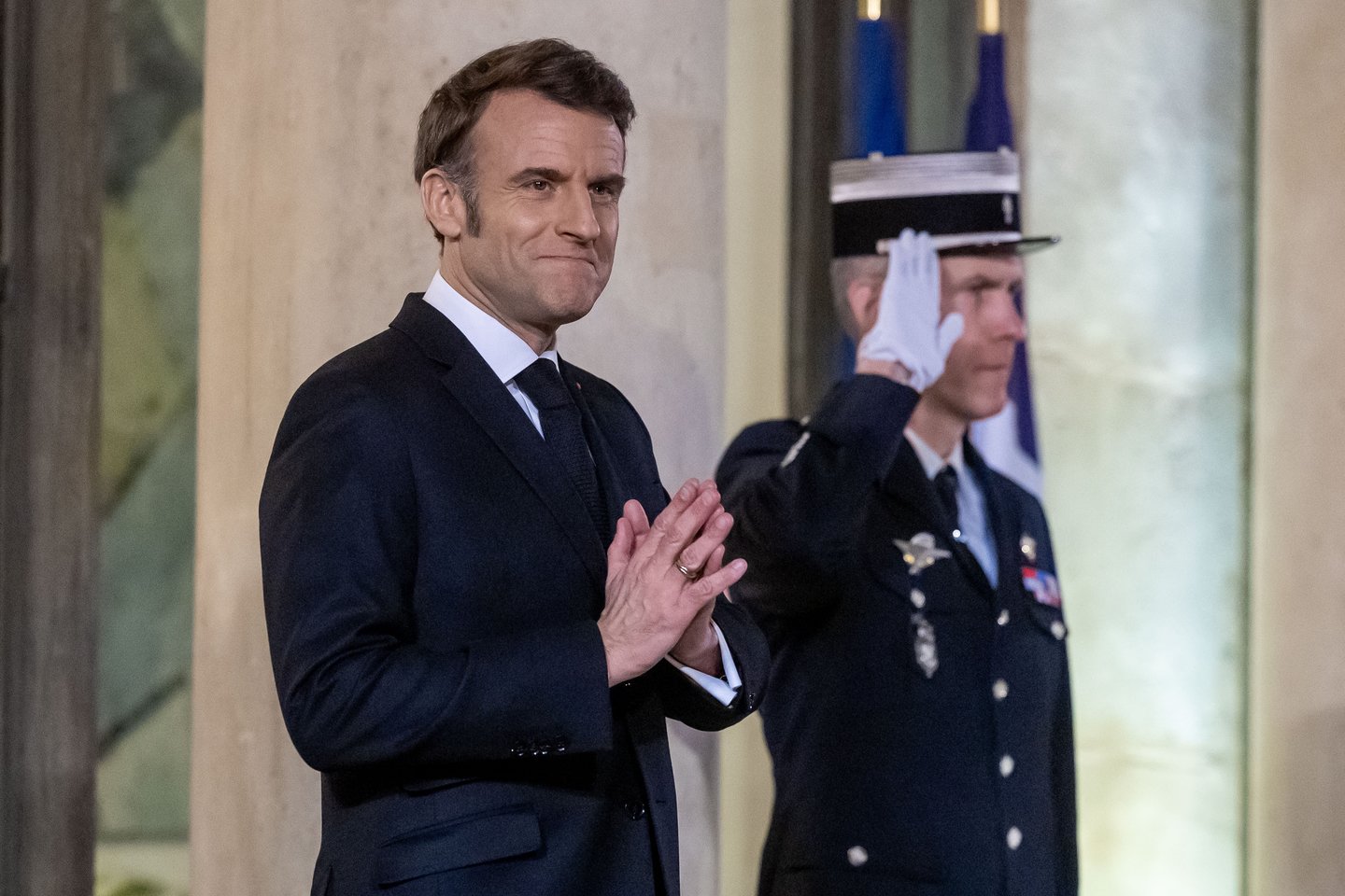 E. Macronas.<br />EPA-ELTA nuotr.” class=”lazyload”></a></p>
<p>Anot eksperto, jeigu įvyksta eskalacija ir atakuojama, pavyzdžiui, Varšuva, Prancūzija turėtų apsispręsti, ar į tai atsako savo strateginiu branduoliniu ginklu, nes jeigu prancūzai tam pasiryžta, didelė tikimybė, kad kitas Rusijos smūgis būtų į Paryžių.</p>
<p>„Kol Europa neturės savo normalios priešlėktuvinės ir priešraketinės ginkluotės sistemos, tol strateginė ginkluotė yra daugiau psichologinis dalykas – paskutinės dienos ginklas negu realus veiksmas.</p>
<p>Nes tokiame konflikte turi turėti galimybę pirmą ataką atremti arba minimizuoti. Amerikiečiai tokią galimybę turi, kitos NATO šalys tuo klausimu yra labai ribotos.</p>
<p>Realiai pasaulyje yra dvi valstybės, kurios tai jau išsibandė – tai Izraelis ir JAV, kurios turi ir technologijas, o JAV ir truputį laiko, nes kol iki jų priskrenda, užtrunka laiko. Prancūzija tokių ir tiek pajėgumų neturi ir laiko atremti atakai yra žymiai mažiau“, – pabrėžė jis.</p>
<p>Todėl, anot A.Vilkausko, Europa galėtų vystyti savo taktinę branduolinę ginkluotę.</p>
<p>„Šiuo atveju iš NATO šalių, ko gero, vienintelė valstybė, kuri galėtų technologiškai tai padaryti, yra Prancūzija, nes ji turi branduolinę energetiką ir žinias – branduolinio ginklo nepadarysi, jeigu neturi branduolinės energetikos.</p>
<p>Prancūzai gali tas technologijas išvystyti, savarankiškai pasidaryti taktinį branduolinį ginklą. Jis yra pakankamai lokalaus poveikio, ir tada iš tiesų gali sukurti taktinį branduolinį skydą“, – nurodė jis.</p>
<p>Visgi, ekspertą suglumino premjero G.Palucko teiginiai, esą Lietuva turėtų „rimtai pasvarstyti prieš lendant po bet kokiu skėčiu“, nes realiai Prancūzijos sprendimas dėl branduolinio ginklo dislokavimo Vokietijoje ar dar kurs nors nuo Lietuvos nelabai ir priklauso.</p>
<p>„Tai yra kiek tuštokas diskutavimas mūsų kontekste. Iš vienos pusės, reikėtų tik džiaugtis, jeigu kažkas prisiima atsakomybę, atsitikus kažkam negero, ir duotų atsaką. Be to, ir toliau egzistuoja NATO, niekas jo neišardė, ir tai vis tiek bus bendras NATO atsakas“, – kalbėjo jis.</p>    </div><!-- .entry-content -->

</article>








    <div class=