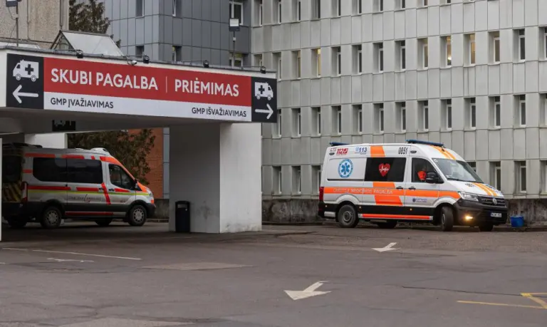 Vyrą prie vairo ištiko klinikinė mirtis – du nepažįstamieji jam išgelbėjo gyvybę: šeima tikisi surasti geradarius