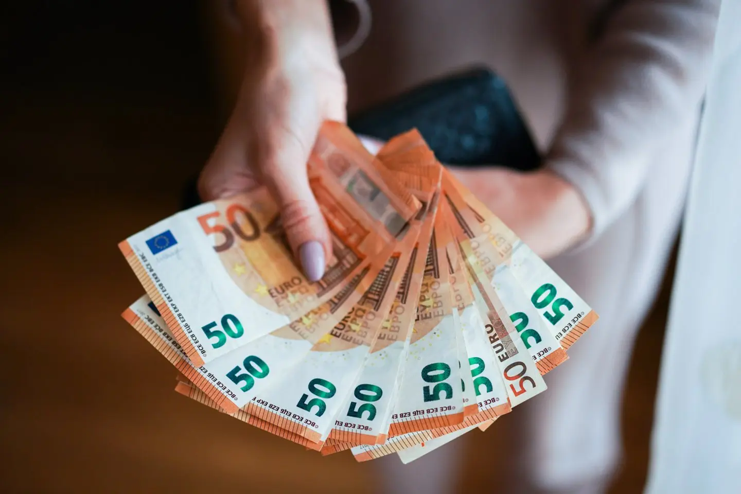 „Bendraukime“ skaitytojai Laurai, atėjusiai į banką susitvarkyti paveldėjimo dokumentų, kilo nenumatytų keblumų.<br />G.Bitvinsko nuotr.” class=”lazyload”></a></p>
<p>„Bet čia ne parduotuvė“, – sulaukiu pašaipaus atsakymo.</p>
<p>„Čia blogiau“, – sau pagalvojau.</p>
<p>Teko sumokėti grynais. Taigi, sugaišusi valandą laiko tam, kad pateikčiau prašymą gauti pažymai, palieku banką. Gaila ne tik savo laiko, bet kyla begalė klausimų.</p>
<p>Paaiškinkit, gal kažko nesuprantu… Kodėl bankai riboja grynųjų išdavimą, viršijus jų limitus, apmokestina, bet patys bankai nėra įpareigoti priimti kitų bankų kortelių, nors tarpbankiniai atsiskaitymai vyksta kasdien? Suprantu, kad terminalai kainuoja, bet tai kainuoja bet kuriam paslaugos tiekėjui. Čia kas reguliuoja ir gina klientų teises?</p>
<p>Kitas momentas – jei tokie skaitytuvai būtų prie kiekvieno konsultanto, nebereikėtų to atskiro „kasos“ kambarėlio, o ir klientai nebūtų varinėjami nuo vieno langelio prie kito. Viską galėtų atlikti vietoje. Bet kam gi rūpi kliento laikas?</p>
<p>Atėjus tiesiog užsisakyti pažymos, sugaišau valandą laiko… Ar čia normalu?</p>
<p>Jei „Swedbanke“ yra tik vienas žmogus, kuris gali patikrinti el.parašo autentiškumą, tai gal savo puslapyje, kur vykdoma registracija ir pasirenkama sritis „Paveldėjimas“, neduokite pasirinkti laiko pietų pertraukos metu?</p>
<p>Iš „Swedbanko“ gavau kokias 3 žinutes-priminimus, kad esu užsiregistravusi konsultacijai dėl paveldėjimo, bet nė vienoje žinutėje nebuvo perspėjimo ar informacijos dėl el.parašu pasirašyto dokumento niuansų…</p>
<p><a href=