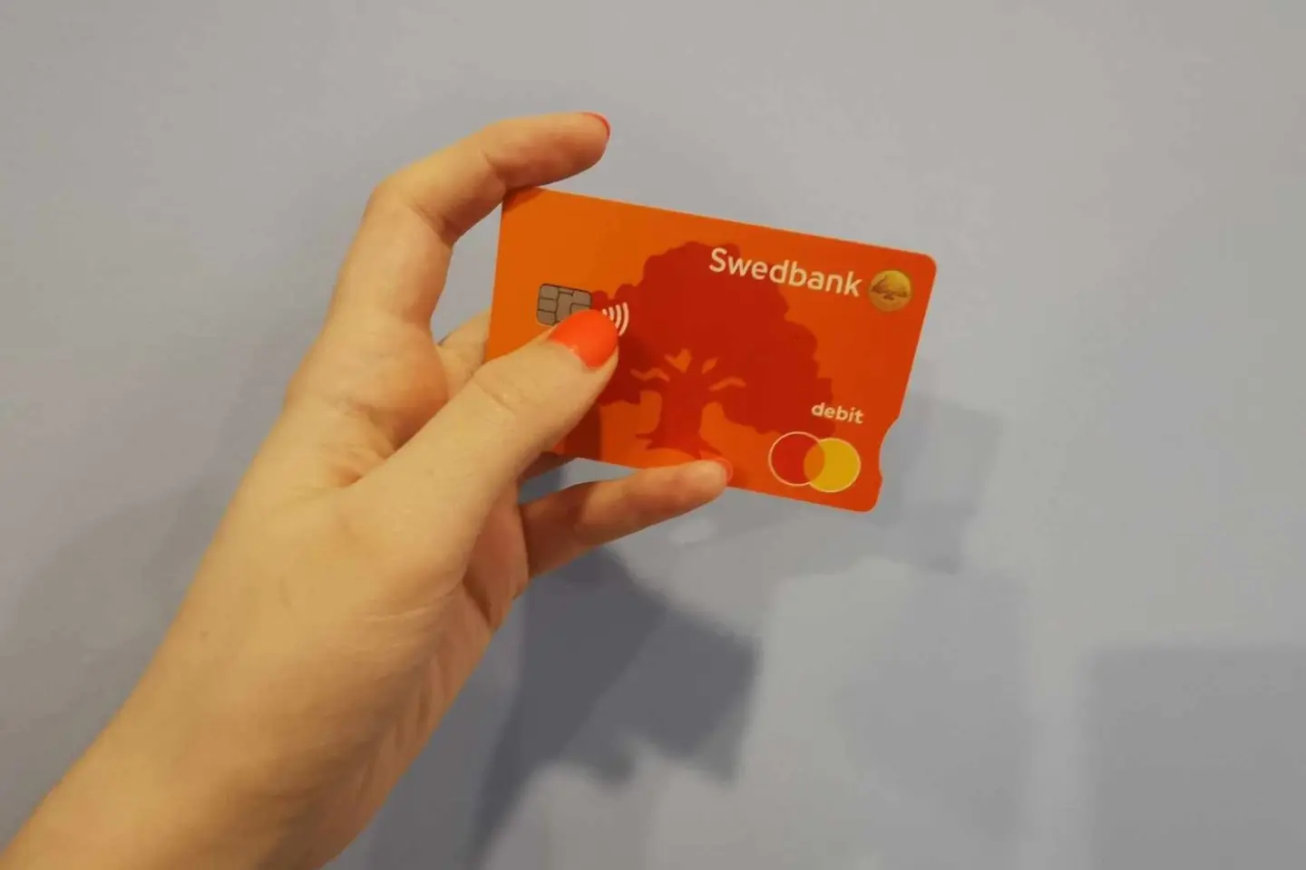 „Bendraukime“ skaitytojai Laurai, atėjusiai į banką susitvarkyti paveldėjimo dokumentų, kilo nenumatytų keblumų.<br />M.Žemrietės nuotr.” class=”lazyload”></a></p>
<p>Sveiki atvykę į XXI a. skaitmenizacijos erą, „Swedbank“, – rašė skaitytoja Laura.</p>
<p><strong>Tvarkant dokumentus bankas žiūri atsakingai</strong></p>
<p>„Swedbank“ Lietuvoje atstovė ryšiams su visuomene Daiva Taučkėlaitė teigė, kad konkrečios situacijos dėl kliento duomenų apsaugos komentuoti negali. Tačiau kalbant apie paveldėjimo dokumentų tvarkymą apskritai, pabrėžė, kad tai yra atsakingas procesas, kurio metu bankas privalo įvertinti, ar į banką kreipęsis asmuo turi įstatyminę teisę gauti tam tikrą informaciją ir dokumentus. Tokią teisę rodo notariškai patvirtinti dokumentai popieriniame ar skaitmeniniame formate.</p>
<p>„Bankui visada turi būti pateikiami dokumentų originalai, arba tinkamai patvirtinti jų nuorašai. Tuo atveju jeigu bankui pateikiami el. parašu pasirašyti dokumentai, bankas visuomet privalo patikrinti ar el. parašas yra tinkamas, galiojantis ir kitas su el. parašu ir jo autentiškumu susijusias aplinkybes. Tik tinkamai identifikavęs ir nustatęs, kad į banką kreipęsis asmuo turi įstatyminę teisę gauti tam tikrą informaciją ir dokumentus, bankas gali toliau atlikti visus su kliento aptarnavimo procesu susijusius veiksmus.</p>
<p>Tik gavęs ir įvertinęs dokumentų autentiškumą, bankas gali išduoti pažymą apie mirusio kliento turėtas sąskaitas, jose esantį lėšų likutį, turėtus įsipareigojimus ar kito tipo finansinį turtą, pavyzdžiui, investicines priemones ar pensijų fonde sukauptas lėšas. Ši pažyma yra mokama, sumokėti už pažymos parengimą galima klientų aptarnavimo padalinyje, perlo terminale, grynaisiais, taip pat ir pavedimu.</p>
<p>Daugeliu atvejų, kai klientui prireikia atsiskaityti už banko suteiktas paslaugas atvykus į banko padalinį, mokestis nurašomas tiesiai iš kliento sąskaitos. Poreikis atsiskaityti už paslaugas grynaisiais ar naudojantis kito banko kortele pasitaiko itin retai.</p>
<p>Visiems klientams ir gyventojams, kurie į banką atvyksta spręsti nestandartinio, su kasdieniais finansais nesusijusio klausimo, visada rekomenduojame iš anksto pasiskambinti į „Swedbank“ kliento aptarnavimo centrą ir išsiaiškinti, kokių dokumentų gali reikėti, kiek kainuos atitinkama pažyma ir kaip bus galima už ją sumokėti.</p>
<p>„Swedbank“ klientų aptarnavimo specialistai visada siekia, kad kiekvienas klausimas būtų išspręstas kaip galima patogiau klientui, išanalizuojame visas aplinkybes ir siekiame įvertinti, kaip galėtume dar labiau patobulėti“, – komentavo „Swedbank“ Lietuvoje atstovė ryšiams su visuomene D. Taučkėlaitė.</p>
</div>