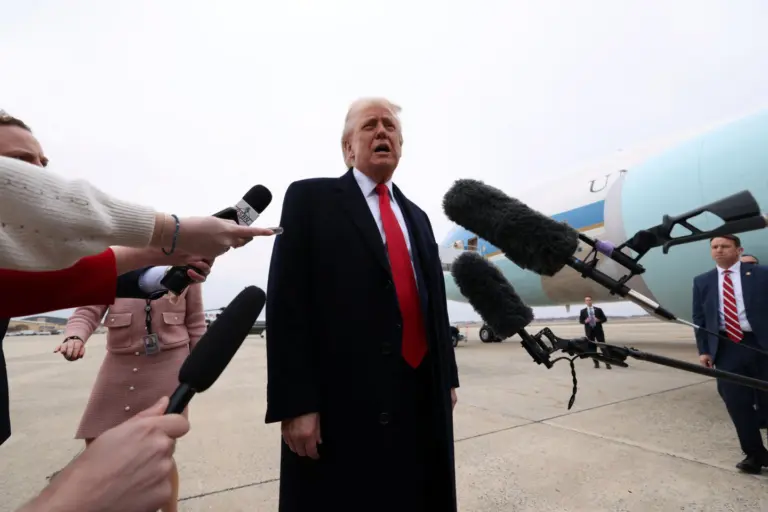 Internete plinta nekasdienis vaizdelis: užfiksuota, kaip žurnalistė mikrofonu trenkė D. Trumpui