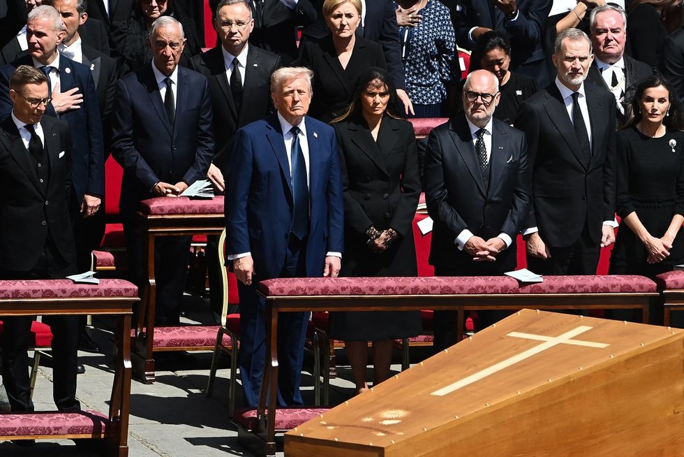 Donaldas Trumpas ir Melania Trump popiežiaus Pranciškaus laidotuvėse (nuotr. SCANPIX)