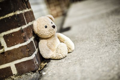 Mergaitė papasakojo ne tik apie seksualinį smurtą, bet ir nurodė, kad vaikystėje patyrė fizines bausmes iš abiejų tėvų, teigė, jog tiek tėvas, tiek motina piktnaudžiaudavo alkoholiu. 