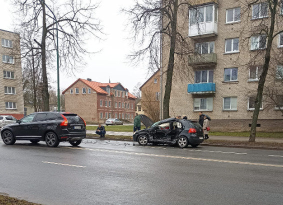 Facebook grupės „Klaipėdos reidai II“ nuotr./Avarija Klaipėdoje, Sausio 15-osios gatvėje
