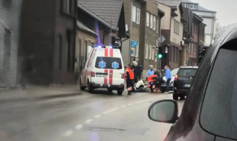 NELAIMĖ: Partrenkta per gatvę ėjusi moteris