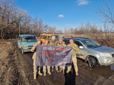 Š. Jasiukevičius (viduryje) Ukrainos kariams atgabeno automobilius