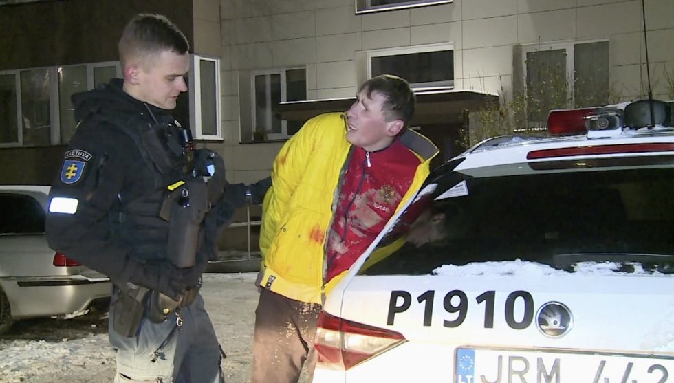 Panevėžyje sūnus auklėjo mamą: po muštynių su kaimynu prireikė medikų pagalbos (nuotr. stop kadras)
