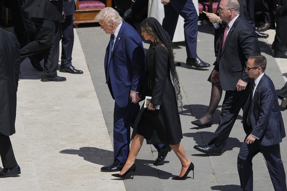 Donaldas Trumpas ir Melania Trump popiežiaus Pranciškaus laidotuvėse (nuotr. SCANPIX)