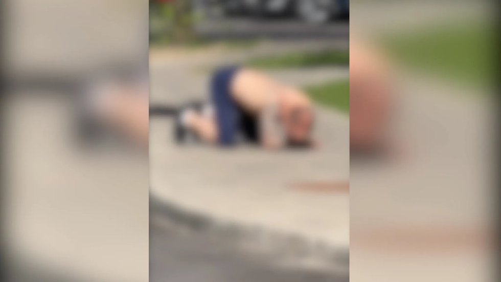 Karoliniškėse užfiksuotas praeivius išgąsdinęs apsvaigęs vyras (nuotr. Sintija)