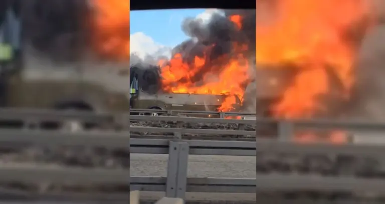 Į karinį autobusą įsirėžė visu greičiu važiavęs sunkvežimis: Vaizdelis siaubingas (Video)