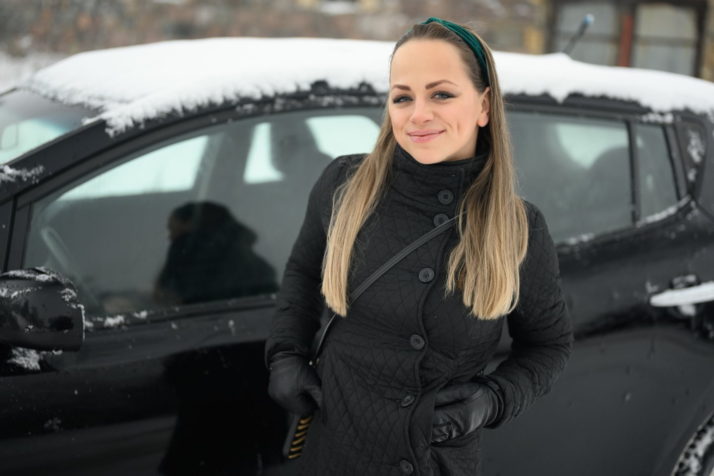 Ineta Puzaraitė-Žvagulienė.<br />V.Skaraičio nuotr.” class=”lazyload”></a></p>
<p><strong>– Pats beprotiškiausias dalykas, kurį esate padariusi dėl meilės?</strong></p>
<p>– Nesu tokia „nurauta“ – nesitatuiruoju vardo, nedarau kitokių nesąmonių. Esu gana racionali ir šioje srityje. Dabar beprotiška atrodo ir tris valandas kalbėti telefonu – taip yra buvę.</p>
<p><strong>– Gražiausias vaikystės prisiminimas?</strong></p>
<p>– Pas močiutę kaime prabusti anksti ryte, išeiti į lauką ant rasotos žolės… Kai galvoju apie savo vaikystę, šis vaizdas visada man iškyla akyse.</p>
<p><a href=