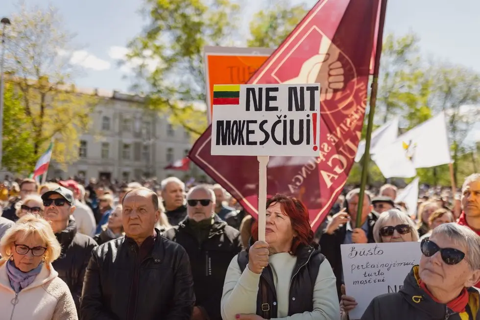 Vilniuje – protestas prieš planuojamą NT mokestį (nuotr. Skirmantas Lisauskas / BNS)