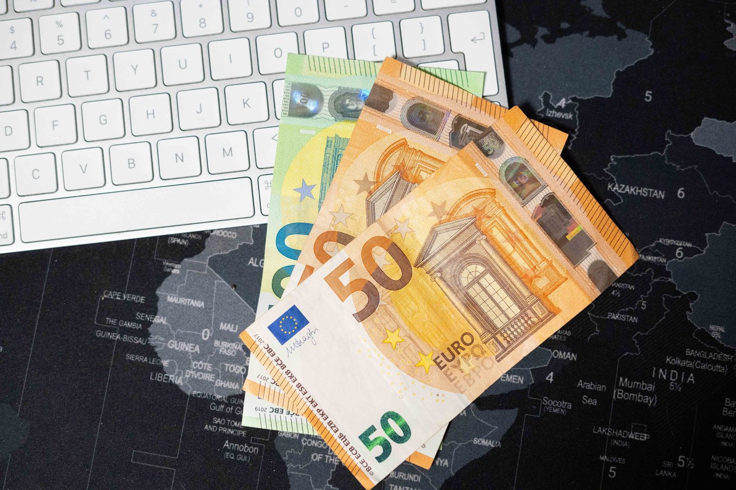 Elektros sąskaitos gali augti.<br />G.Bitvinsko nuotr.” class=”lazyload”></a></p><p>Jo teigimu, šis reikalavimas gali klaidinti gyventojus, nes tiekėjų siūlomos elektros energijos kainos dažniau keičiasi – tai yra dalis konkurencijos.</p><p>„Tai reiškia, kad sąskaitos išrašymo dieną tiekėjo siūloma mažiausia kaina jau gali būti pasikeitusi tuo metu, kai gyventojas susipažins su sąskaitoje pateikta informacija ir nuspręs pasikeisti planą“, – pabrėžia „Elektrum Lietuva“ atstovas M.Kavaliauskas.</p><div class=