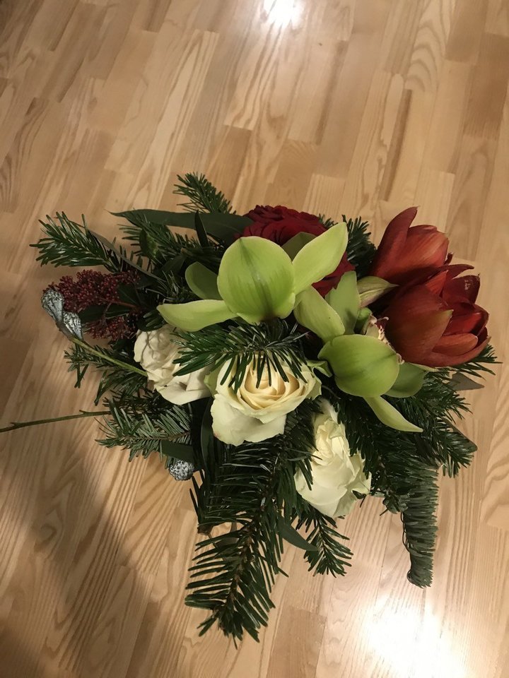  Moterį probloškė floritsto savivalė - pasak jos, puokštėje buvo vienintelis jos užsakytas žiedas, visi kiti augalai - floristo improvizacijos.<br /> Skaitytojos nuotr.” class=”lazyload”></a></p>
<p>Kai mamai nusiunčiau nuotrauką, kokios puokštės turėjo sulaukti, liko ir ji be galo nustebusi.</p>
<p>Manau, labai neprofesionalu buvo skambinti mamai ir klausinėti, ar ji dažnai gauna iš vaikų gėlių ir pan. </p>
<p>Gyvenant svetur tenka dažnai pasinaudoti tokiais užsakymais. Kaltinu save, jog pasirinkau „Interflora“. Reikėjo užsakyti iš kitur. </p>
<p>Už visą užsakymą sumokėjome net 114 eurų, tad tikrai negaliu taip visko palikti. Todėl kreipiuosi į jus su prašymu, kad šitą reikia garsinti – taip juk negalima.</p>
<p>Gėlės, dovanos turi teikti džiaugsmą, šilumą, bet dabar šventė sugadinta! Juk 65 metai tik vieną kartą – emocijos nepakeisi, o blogiausia, jog „Interflora“ nemato jokios problemos, vadinasi jiems tai daryti įprasta. Tai turi liautis.</p>
<p>***</p>
<p>„Interflora“ šią situaciją komentuoti atsakė. Pateiktame jų atsakyme teigiama, kad į visus klientų skundus bei pretenzijas atsakoma individualiai. „Tretiesiems asmenims informacija apie tai neteikiame“, – rašoma įmonės laiške.</p>    </div><!-- .entry-content -->

</article>








    <div class=