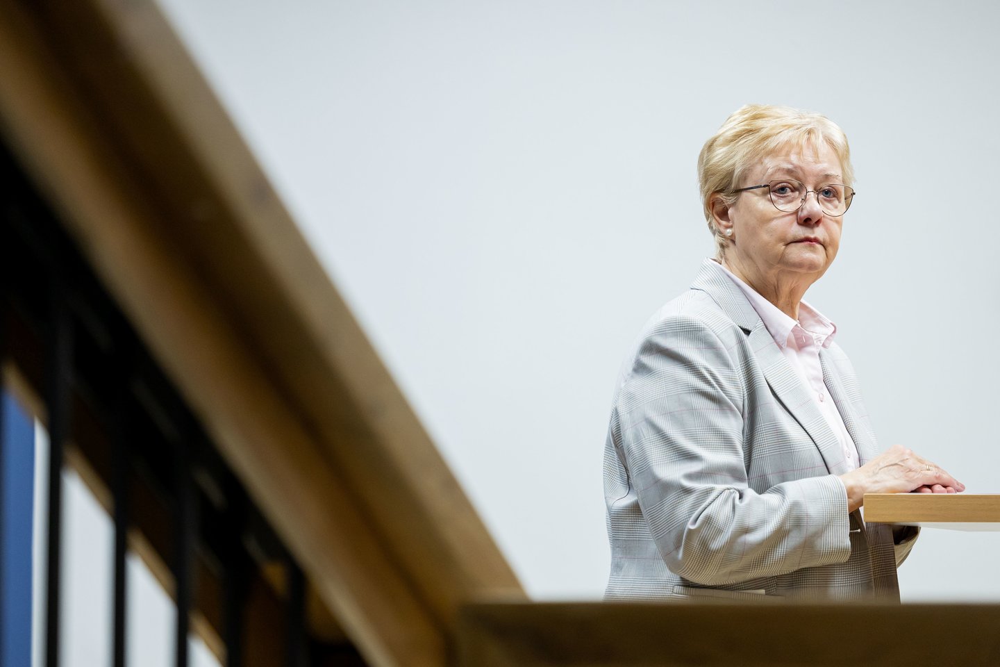 Daiva Razmuvienė<br />Ž.Gedvilos (ELTA) nuotr.” class=”lazyload”></a></p>
<p><strong>Tėvų atsakomybė – skiepyti laiku</strong></p>
<p>Vilniaus universiteto docentė, vaikų infekcinių ligų gydytoja Inga Ivaškevičienė ragina tėvus nedvejoti skiepų teikiama nauda. Ji atkreipia dėmesį, kad užkrečiamosios ligos gali sukelti labai rimtų sveikatos sutrikimų, o nepaskiepytų vaikų gydymas ligoninėje tampa vis dažnesnis.</p>
<p>„Kartais iš tėvų tenka išgirsti, kad jie baiminasi šalutinių reakcijų, arba, kad ligos yra išnykusios, jomis niekas neserga – tad kam be reikalo skiepyti vaiką. Tuomet tėveliams atsakau – kiekvienas nepaskiepytas vaikas rizikuoja sirgti sunkiai, jį gali tekti gydyti ligoninėje ar net kovoti dėl jo gyvybės. Pastarųjų metų duomenys rodo, kad ligos sugrįžo – žmonės Lietuvoje vėl serga ir kokliušu, ir tymais, o dažniausias skiepų šalutinis poveikis yra skausmas ar paraudimas dūrio vietoje. Argi tai pakankama priežastis rizikuoti savo vaiko sveikata?“, – retoriškai klausia gydytoja.</p>
<p>Taip pat svarbu prisiminti, kad kai kurie žmonės dėl sveikatos būklės negali būti skiepijami, ir kiekvienas sergantis asmuo gali kelti jiems pavojų. Todėl reikalingas pakankamas kolektyvinis imunitetas – kad visi galėtų jaustis saugiai.</p><div class=