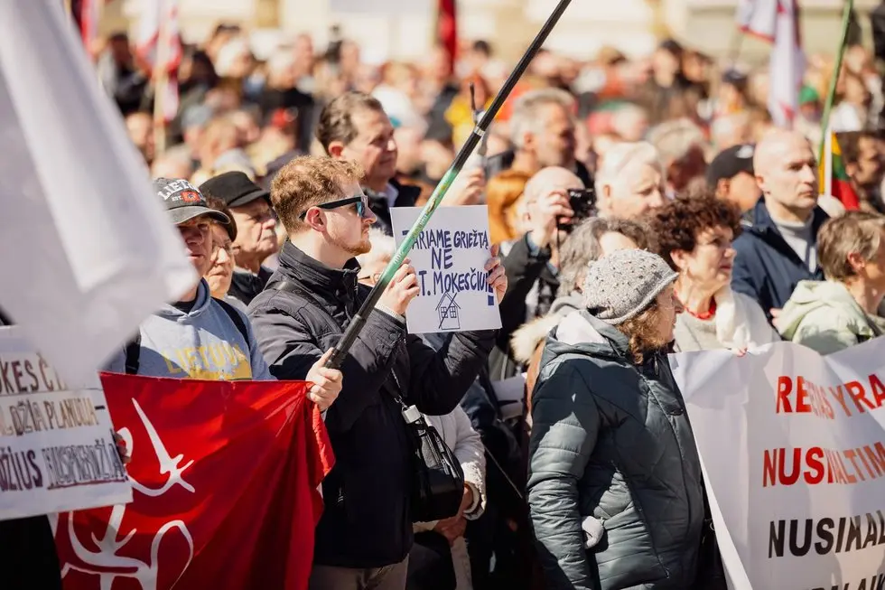Vilniuje – protestas prieš planuojamą NT mokestį (nuotr. Skirmantas Lisauskas / BNS) Vilniuje – protestas prieš planuojamą NT mokestį (nuotr. Skirmantas Lisauskas / BNS)