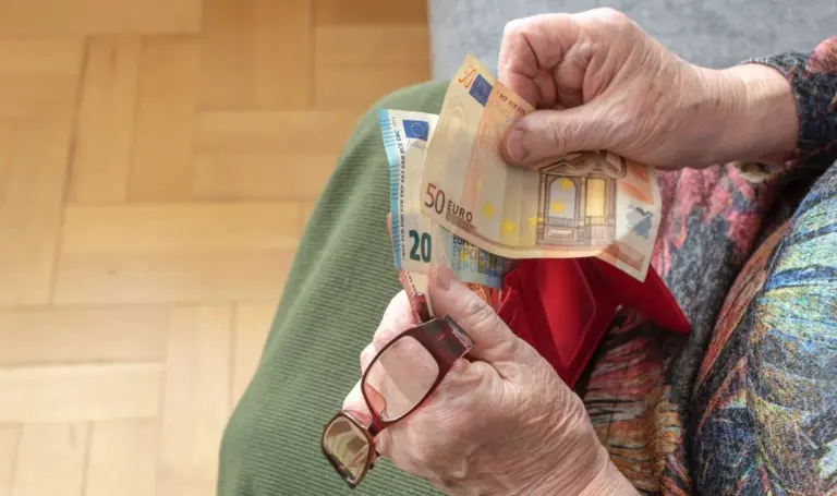 Pensininkai praranda pinigus: Vyriausybė – už tai, kad prarastų ir toliau