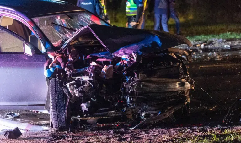 Raseinių rajone po avarijos sprukęs vyras automobilyje paliko sužalotą kūdikį