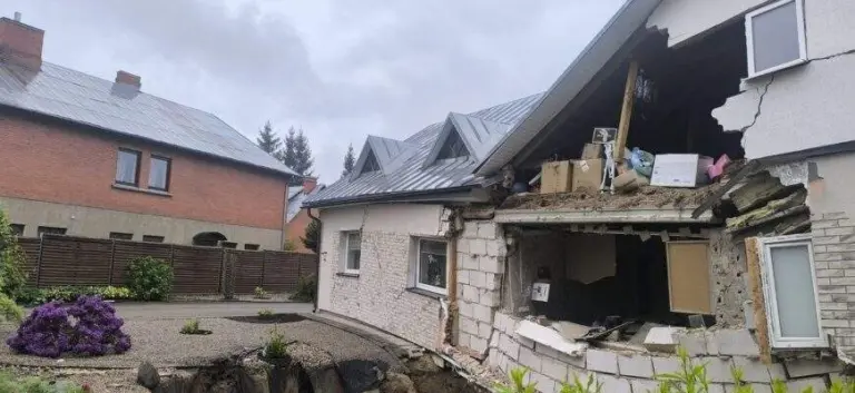 Pasvalyje gyventojai buvo priversti palikti namus: užfiksavo, kaip pastatas smenga