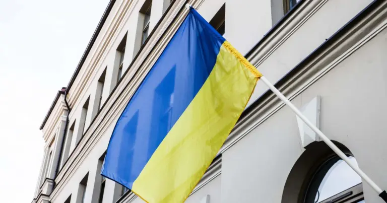 Draus kelti Ukrainos vėliavas