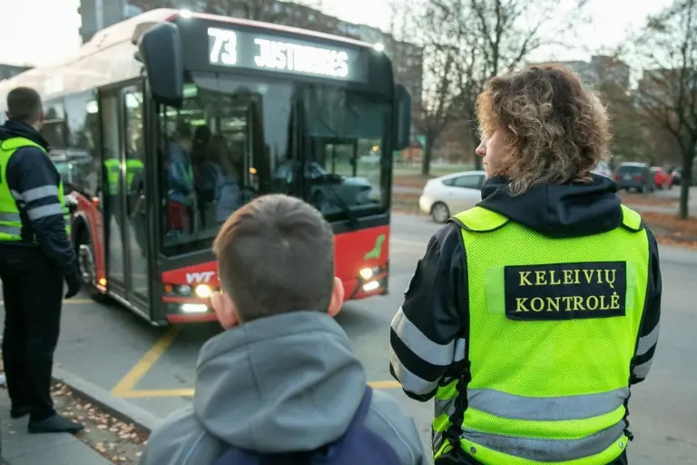 Žinomą Lietuvos dainininką pričiupo keleivių kontrolė: plinta vaizdo įrašas