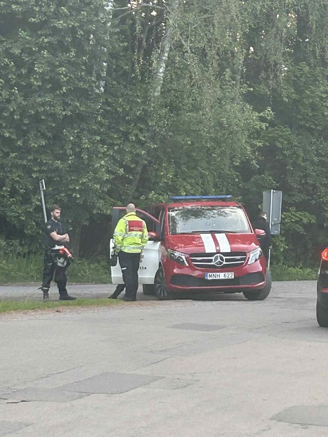 15min nuotr./Gelbėtojai tragedijos vietoje
