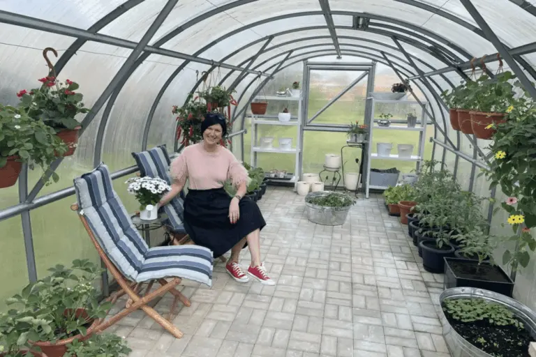 Buhalterė iš Mažeikių rajono į šiltnamį gali eiti pasipuošusi aukštakulniais: norus išpildė sutuoktinis