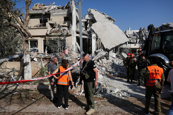 „Reuters“/„Scanpix“ nuotr./Irano smūgių padariniai Izraelyje. Rišon LeZionas, Izraelis