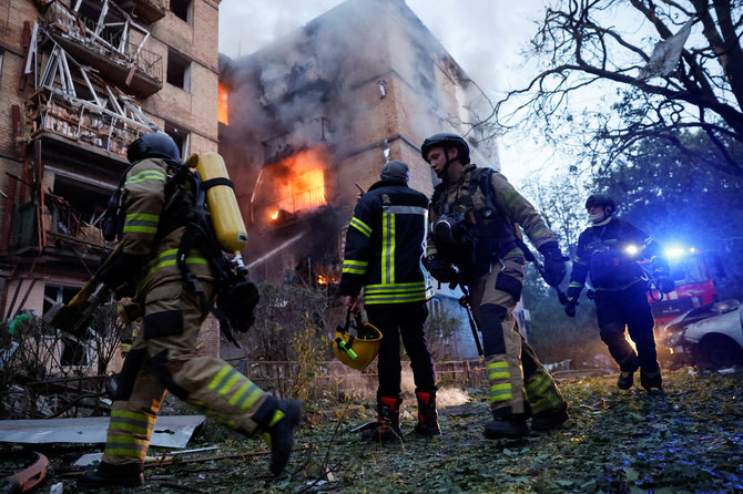„Reuters“/„Scanpix“ nuotr./Masinė rusų ataka Kyjive. Birželio 17 d.