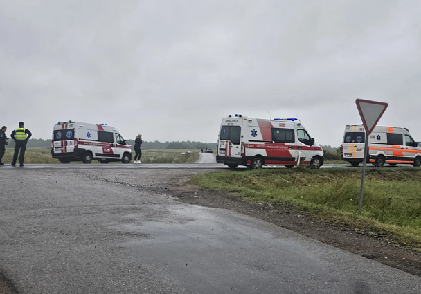 Susišaudymo metu užsidegė įtariamojo ir policijos automobiliai Susišaudymo metu užsidegė įtariamojo ir policijos automobiliai