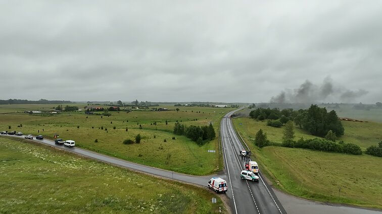 Alytaus rajone susišaudymo metu užsidegė įtariamojo ir policijos automobiliai Alytaus rajone susišaudymo metu užsidegė įtariamojo ir policijos automobiliai