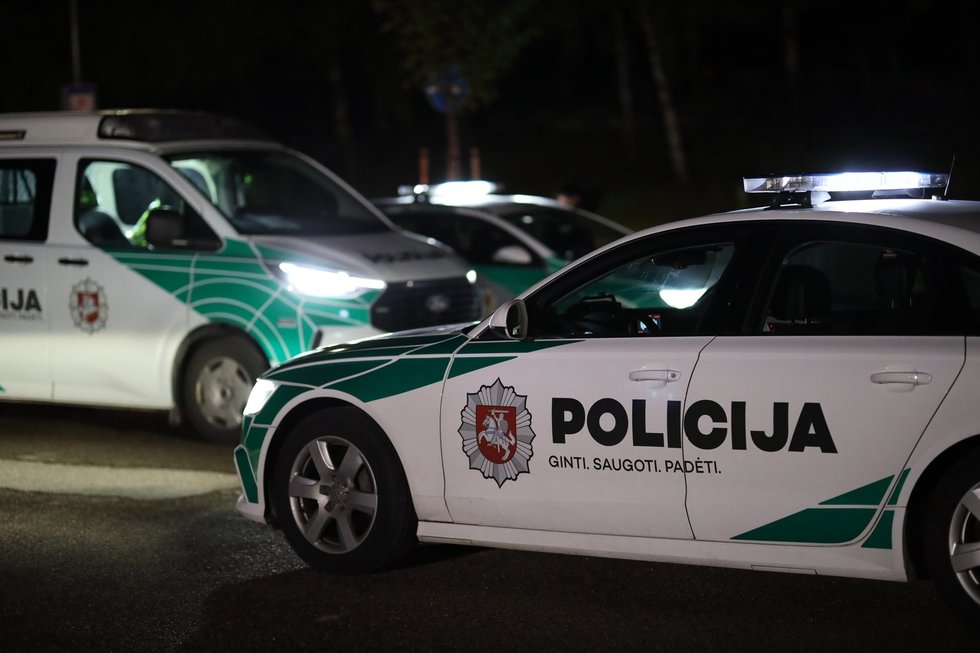 Per reidą policija sučiupo didelį kiekį narkotikų gabenusius jaunuolius (nuotr. Broniaus Jablonsko) Per reidą policija sučiupo didelį kiekį narkotikų gabenusius jaunuolius (nuotr. Broniaus Jablonsko)