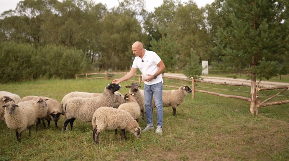 Egidijus Sipavičius savo sodyboje (nuotr. stop kadras) Egidijus Sipavičius savo sodyboje (nuotr. stop kadras)