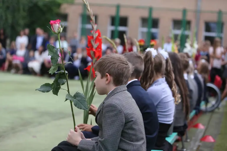 Mokytojas apie nuo sovietmečio likusią tradiciją rugsėjo 1-osios proga dovanoti gėles: „Neša gėlę, kaip šluotą“