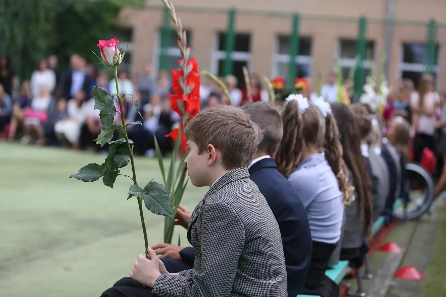 Mokytojas apie nuo sovietmečio likusią tradiciją rugsėjo 1-osios proga dovanoti gėles: „Neša gėlę, kaip šluotą“