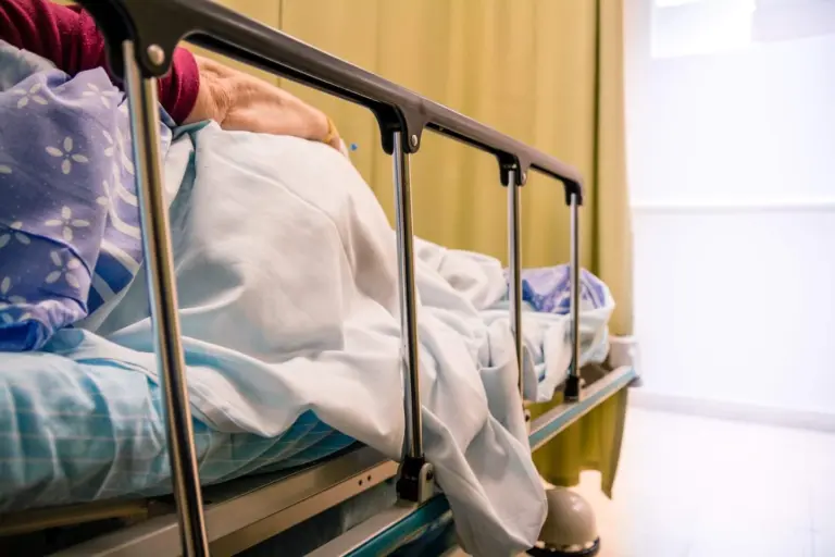 Iš Norvegijos slaugytoja grįžo pas mirštančią mamą – pribloškė, ką ligoninėje darė paskutinėmis jos gyvenimo valandomis