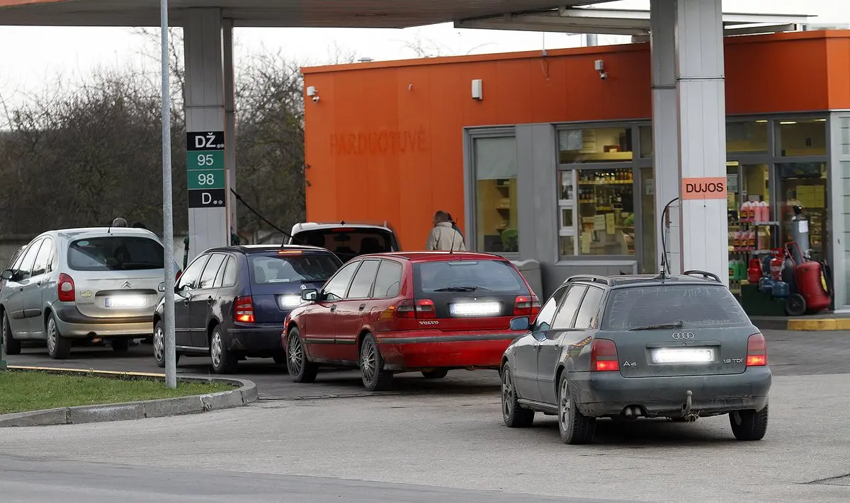 Šie degalai Lietuvoje atpigo daugiau nei 1 euru: štai kur galite įsigyti